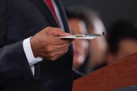 AMLO muestra cámara encontrada en una sala de Palacio Nacional