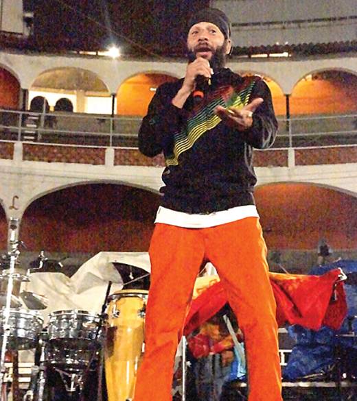 Cantan bajo la lluvia queretana