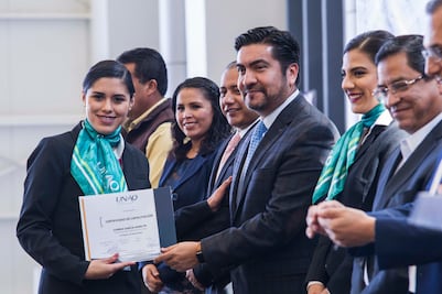 Despegan nuevos sobrecargos