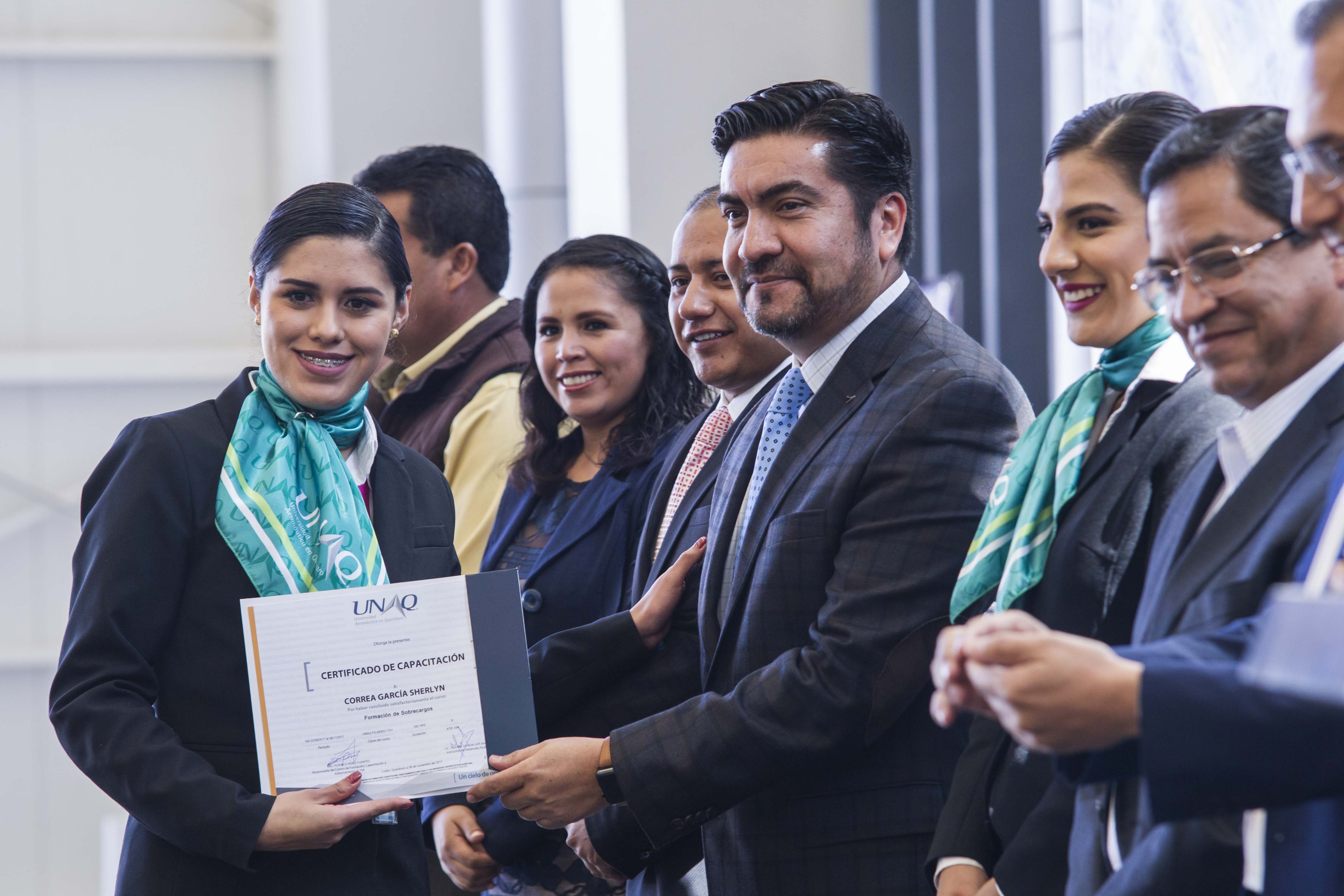 Despegan nuevos sobrecargos