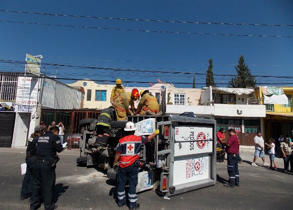 Vuelcan camiones lecheros
