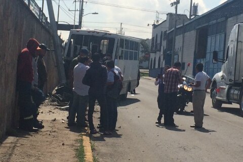 Camión de pasajeros se impacta contra poste