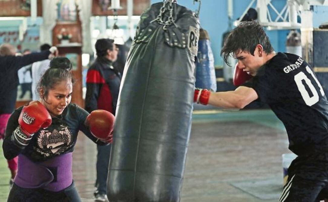 Frente al mercado Tacubaya, la atmosfera del Lupita contrasta con el ambiente de cualquier gimnasio boutique; sin embargo, no ha sido una limitante para que entre sus muros hayan entrenado campeones mundiales de boxeo como "El Finito" López.