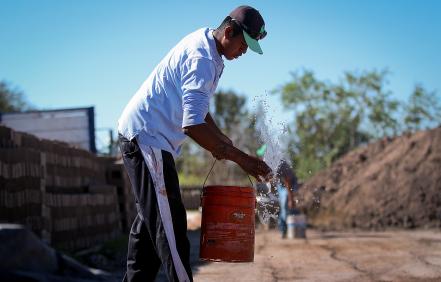 “Fabricar tabiques es un trabajo estable”: Miguel Campos