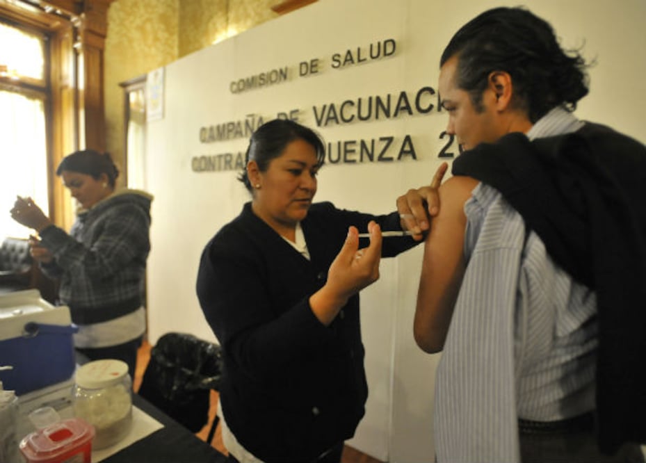 Vacunan a trabajadores legislativos