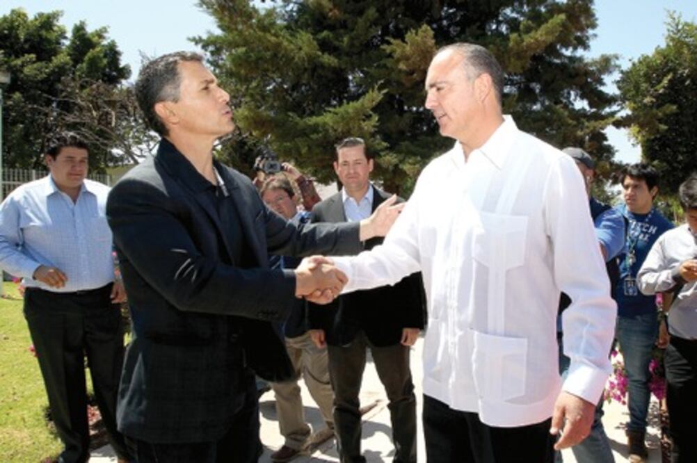 Motiva Calzada a los Gallos Blancos