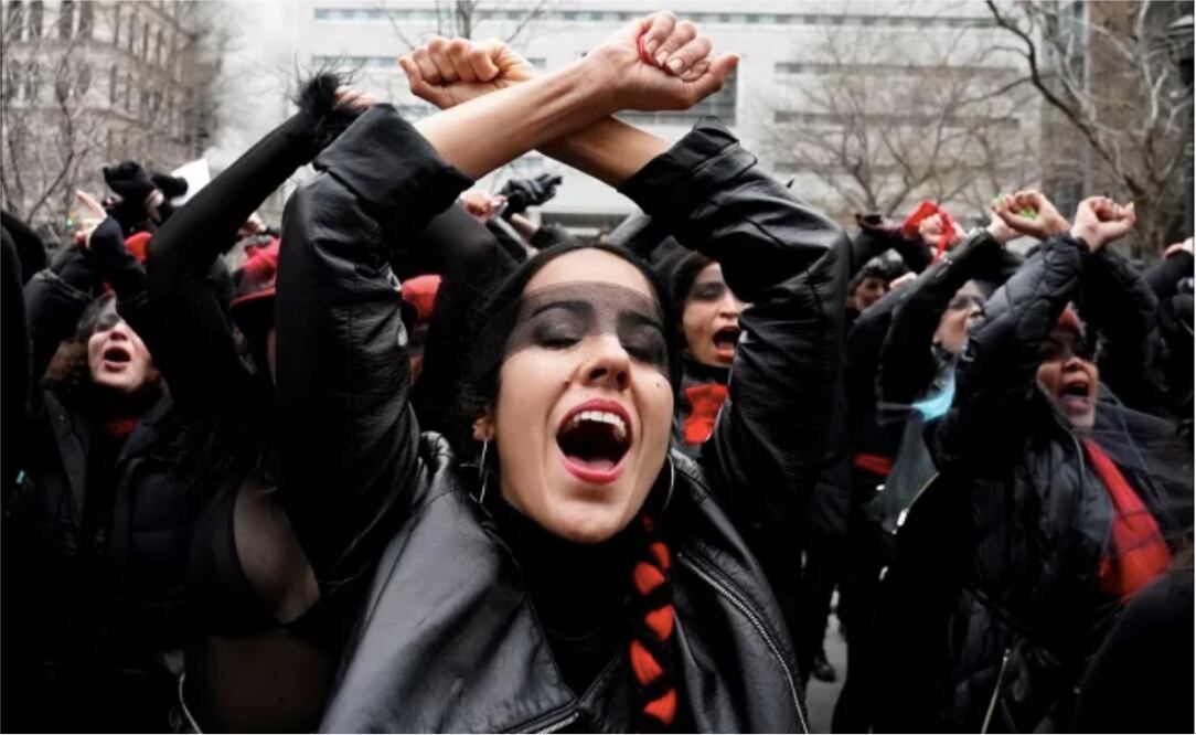 La protesta, que se escuchó desde la sala situada en el piso 15, se desplazó después al metro neoyorquino, que las mujeres tomaron para repetir la escenificación en el Hotel Trump. Foto: Reuters