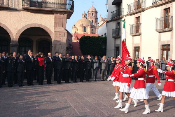 Encabeza gobernador Honores a la Bandera
