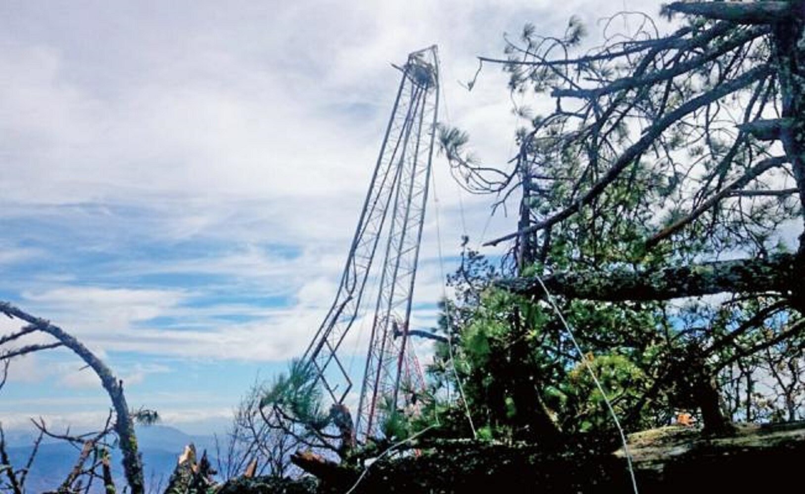 Los fuertes vientos provocados por el frente frío 25 provocaron la caída de una torre del Sistema de Alerta Sísmica de Oaxaca (SASO), ubicada en San Antonio Cuajimoloyas, en la sierra norte del estado (ESPECIAL)