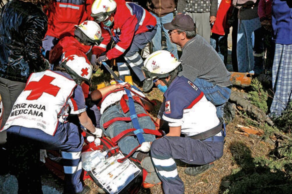 Piden apoyo para joven lesionado en autobús