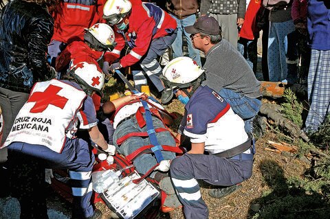 Piden apoyo para joven lesionado en autobús