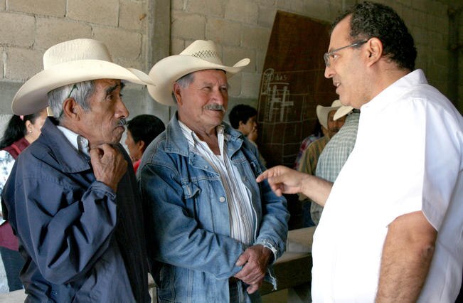 Gilberto Herrera arranca campaña en poblados pequeños