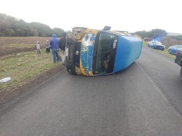 Vuelca unidad de transporte de personal en carretera 431; 19 personas resultan con lesiones menores