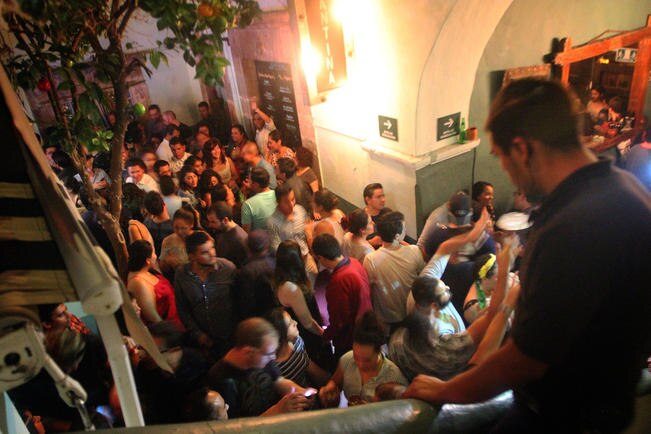 La cantina reúne lo necesario para disfrutar de la vida nocturna como se debe, entre el ambiente, el servicio, la decoración y hasta los tragos. Por ello es el punto de reunión de cientos de jóvenes. (FOTOS: LUIS SÁNCHEZ. EL UNIVERSAL)
