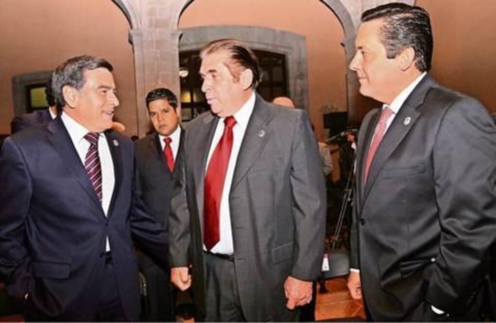 Suspenden a 53 funcionarios