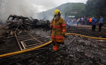 Captan en video incendio provocado por un accidente de pipa en Honduras