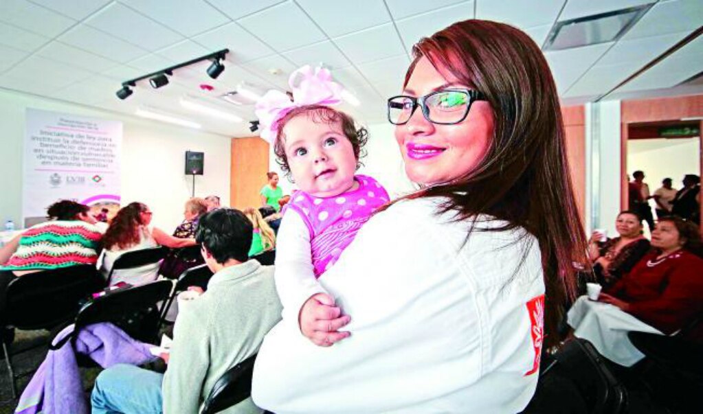 El 27.8% de las mujeres ejerce su maternidad sin pareja