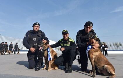 Con honores, se retiran dos perros de la policía en Querétaro