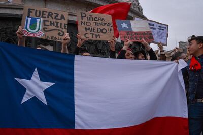 Franceses y latinos protestan contra represión en Chile