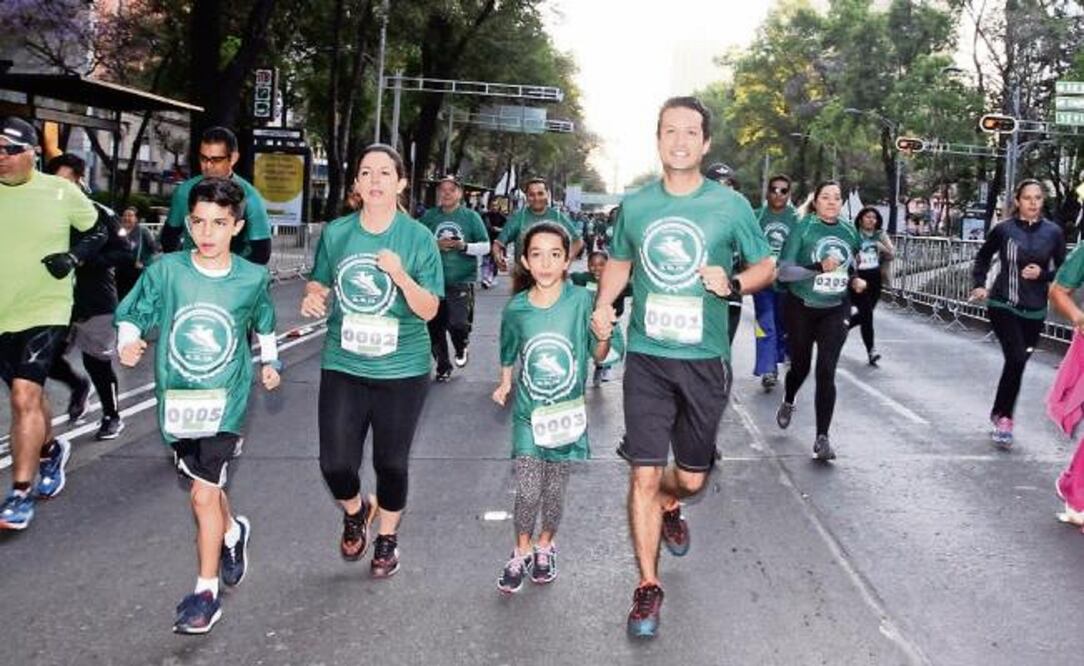 Tuffic Miguel Ortega, director del IMSS, participó con su familia en la carrera por el 75 aniversario del Seguro Social y comentó que en la Ciudad de México acudieron 4 mil trabajadores y sus familias a este evento (CORTESÍA)