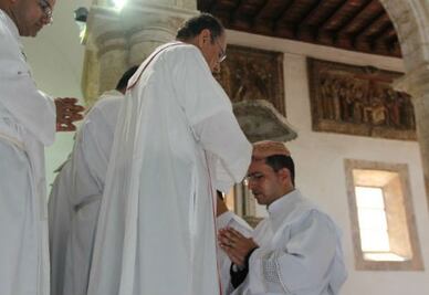 Se ordenan cinco nuevos sacerdotes 