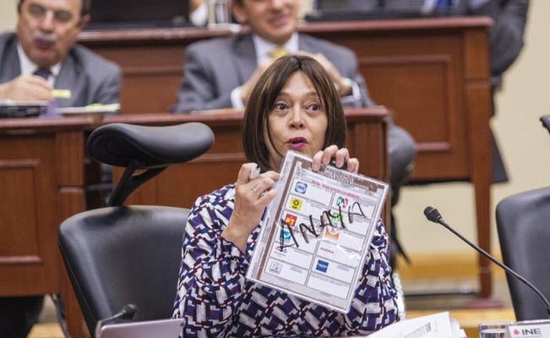 La consejera Adriana Margarita Favela Herrera muestra en la sesión de ayer cómo fue avalado que puedan votar los electores. / Foto: Isaac Esquivel