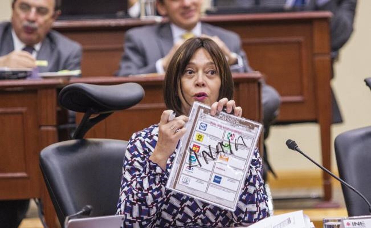 La consejera Adriana Margarita Favela Herrera muestra en la sesión de ayer cómo fue avalado que puedan votar los electores. / Foto: Isaac Esquivel