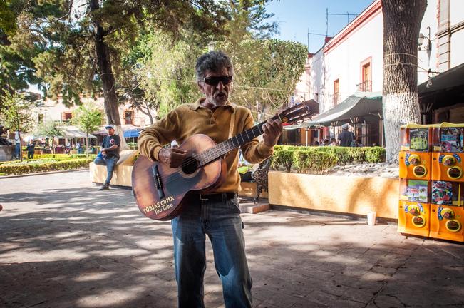 El trovador, originario de la Ciudad de México, comparte que lo importante en la profesión de la música es que las canciones le gusten a quien las escribe principalmente, sin importar la crítica externa. (RICARDO LUGO)
