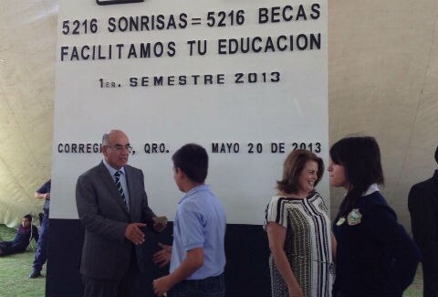 Entregan más de mil 700 becas