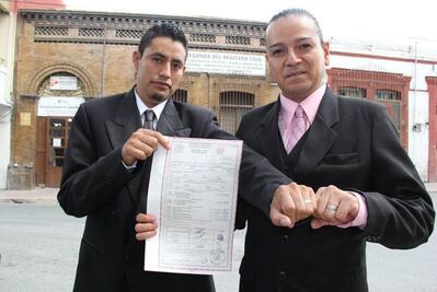 Descartan ley de adopción igualitaria