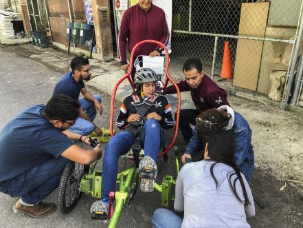 Estudiantes van por un vehículo todo terreno 