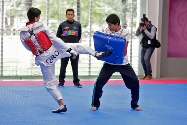 Inaugura gobernador Multideportivo 2000