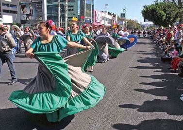 Conmemoran la Revolución con desfile