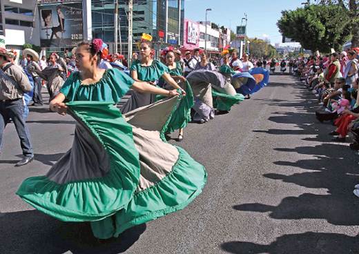 Conmemoran la Revolución con desfile
