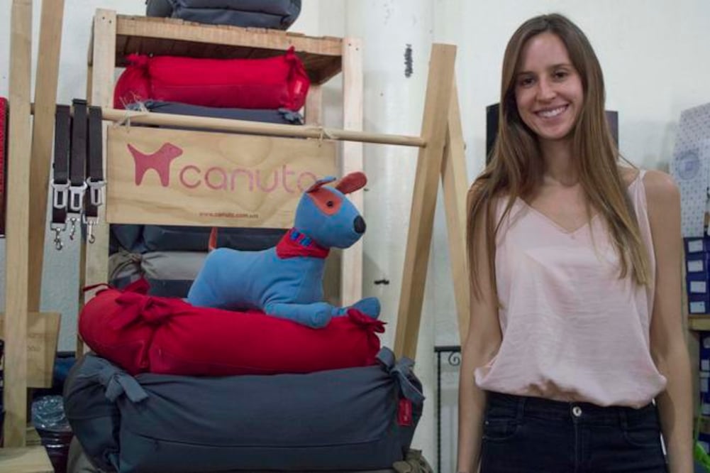 Este proyecto de Jimena Biro trabaja en colaboración con 12 comunidades de artesanos de Puebla, Chiapas, Oaxaca, Estado de México y Michoacán, entre otros. Además apoya a asociaciones que rescatan perros callejeros (MITZI OLVERA. EL UNIVERSAL Y FACEBOOK)