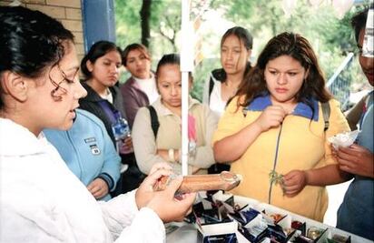 Buscan que adolescentes lleven vida sexual plena 