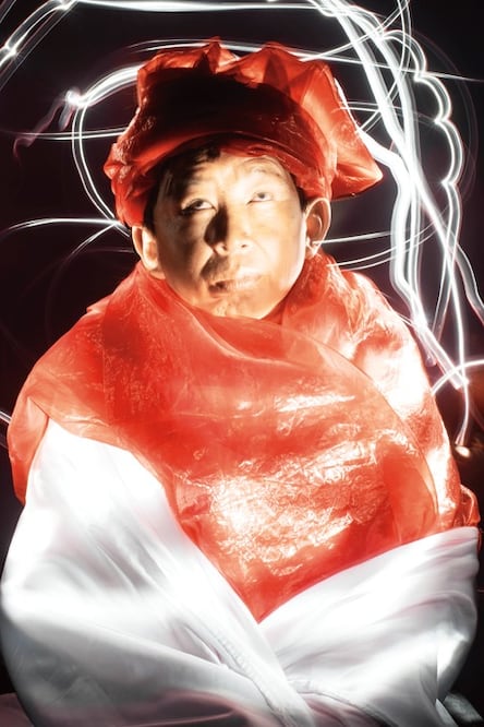 Pintan con luz en la oscuridad