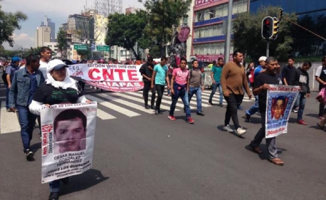 Maestros de la CNTE encabezan marcha hacia el palacio legislativo de San Lázaro. Foto: Pedro Villa y Caña/El Universal
