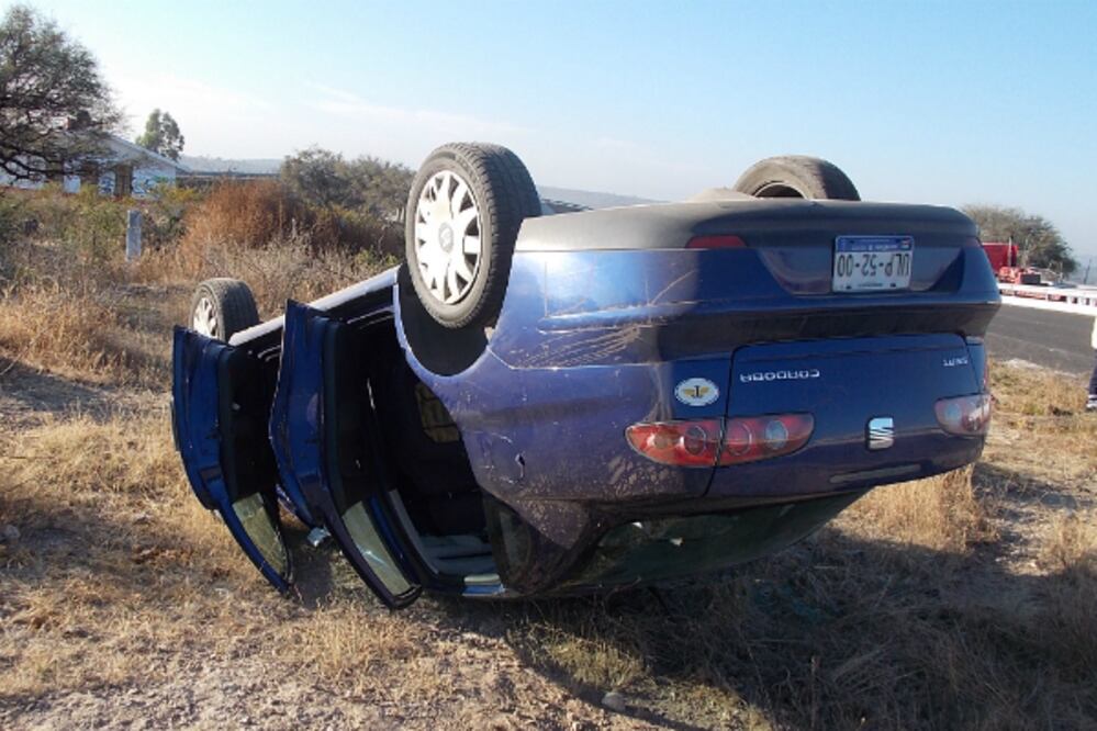 Vuelca por exceso de velocidad