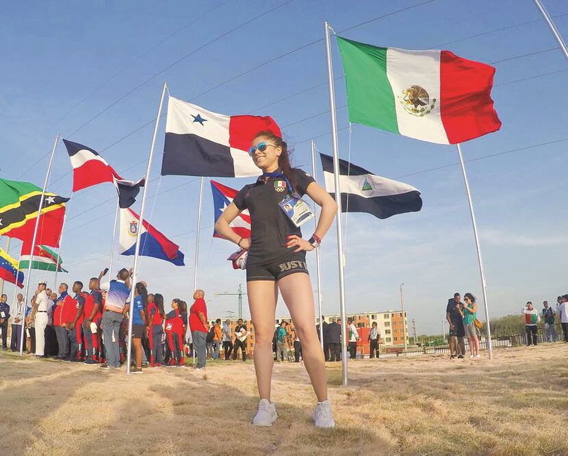 Ayer se izó la bandera mexicana en la plaza de la billa centroamericana; Paola Longoria lució feliz. / Foto: Twiitter