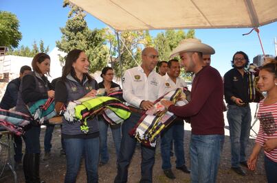 Entregan cobijas a cinco comunidades