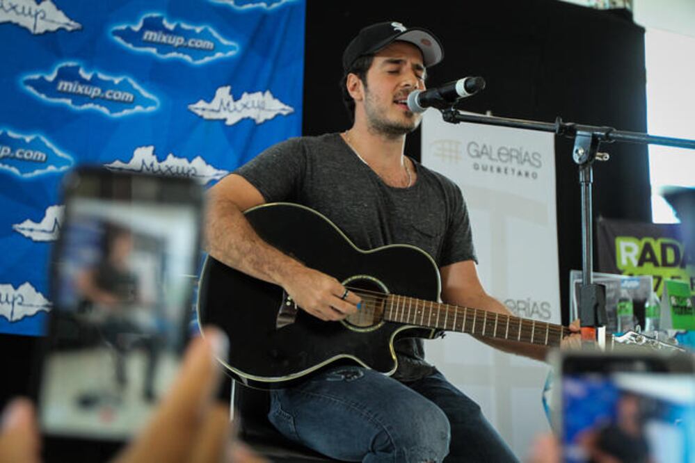En su visita a un centro comercial de la ciudad, Pepe Madero entonó temas de Noch e , su segundo álbum como solista, y se tomó fotografías del recuerdo con sus fanáticos. (FOTOS: RICARDO LUGO. EL UNIVERSAL)