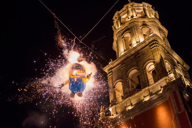 El primero en ser elevado con la mecha prendida fue el "minion", después de dar varias vueltas con los fuegos artificiales sacando chispas, causó un fuerte retrueno. Foto: Demian Chávez