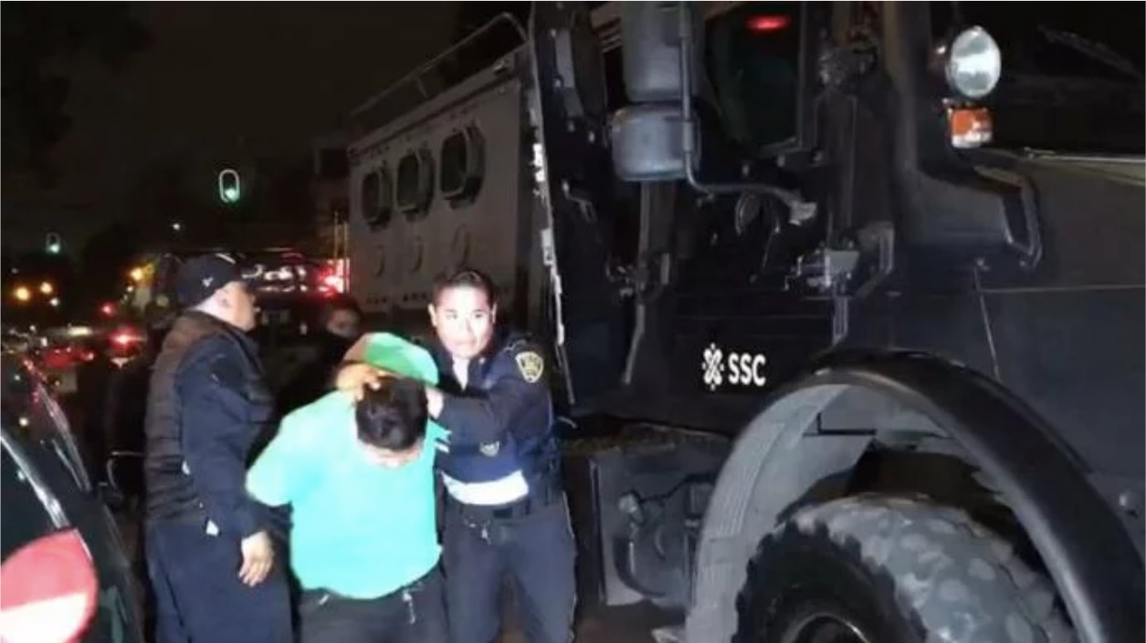 Detienen a cinco por portar droga, una subametralladora y una pistola, en Tlalpan