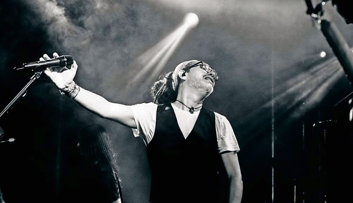 Quique Neira le canta a “El Rey de las Redes”