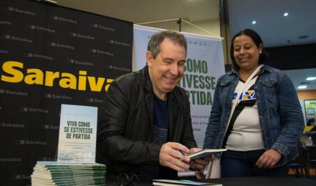 Sobreviviente de Chapecoense lanza libro: "Vive como si cada día fuera el último"