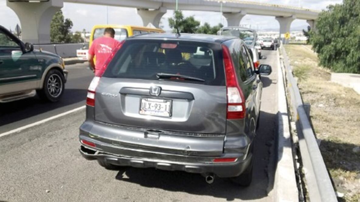 Carga vehicular provoca  2 choques 