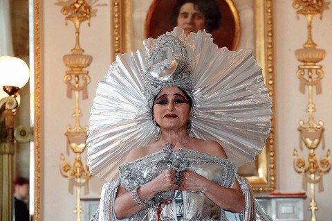 Humor con crítica social en “Cráneo contra cabellera”