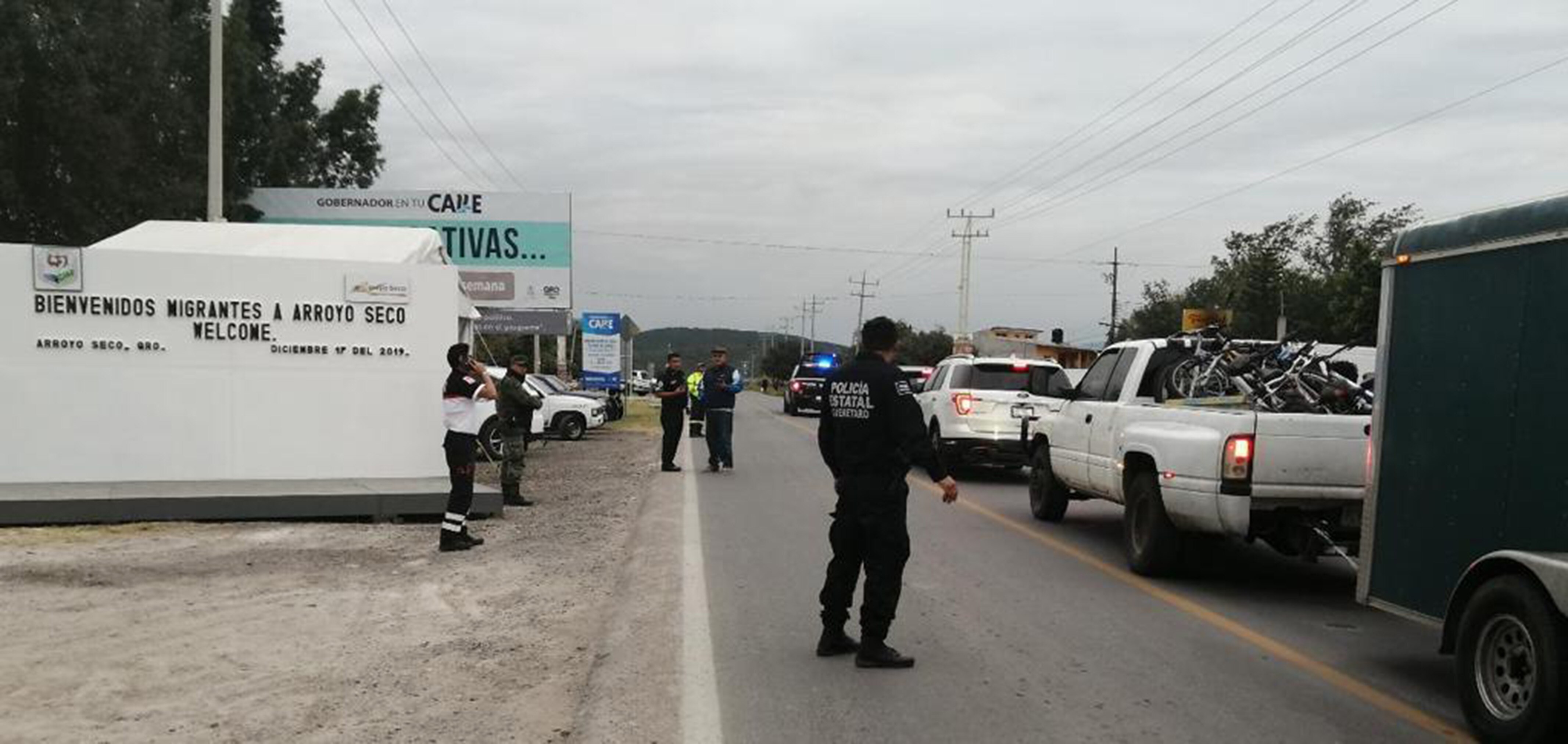 Con porras, Jalpan recibe a caravana de paisanos 