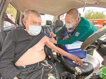 A pesar de las dudas, abuelitos acuden a vacunarse contra el Covid-19